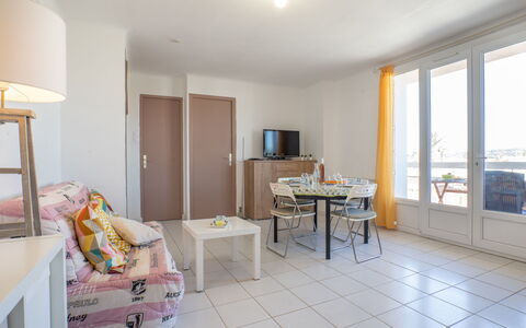 Saint Cyr sur Mer les Lecques 121: Tafel, Meubilair, Venster, Hout, Flooring, Verdieping, Woonkamer, Stoel, Lamp, Hardwood