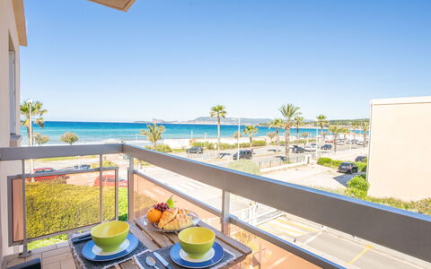 Saint Cyr sur Mer les Lecques 121: Lucht, Water, Eigendom, Gebouw, Badplaats, Azure, Tafel, Fabriek, Schaduw, Interieur Ontwerp