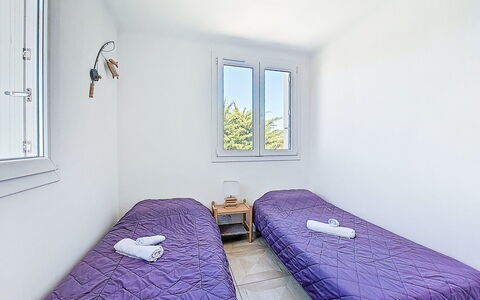 Saint Cyr sur Mer les Lecques 121: Verdieping, Flooring, Slaapkamer, Bed, Bed Frame, Laken, Bedding, Appartement, Plafond, Houten Vloer