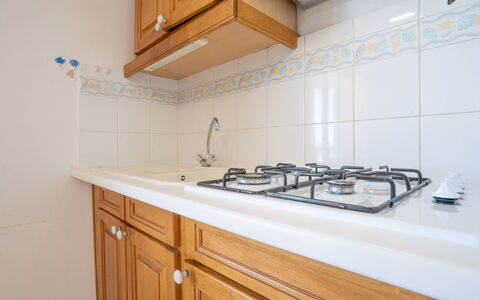 Saint Cyr sur Mer les Lecques 121: Cabinetry, Eigendom, Gebouw, Countertop, Kraan, Gasfornuis, Fornuis, Hout, Keuken, Huis