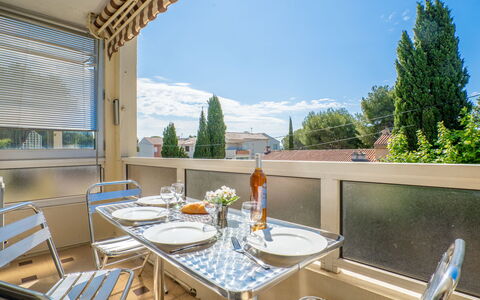 Le Paradou: Himmel, Tabelle, Eigentum, Möbel, Geschirr, Gebäude, Stuhl, Wolke, Schatten, Gartenmöbel