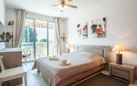 Le Paradou: Möbel, Eigentum, Deckenventilator, Fenster, Komfort, Azurblau, Bilderrahmen, Holz, Beleuchtung, Interior Design