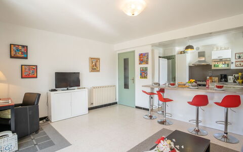 Le Paradou: Möbel, Bilderrahmen, Tabelle, Interior Design, Die Architektur, Wohnzimmer, Flooring, Stuhl, Fussboden, Holz