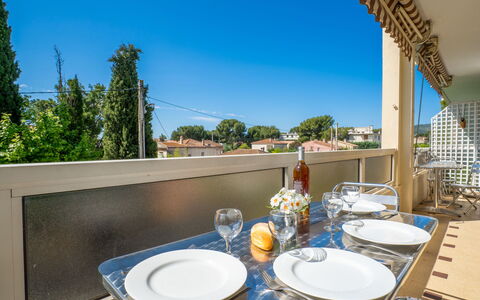 Le Paradou: Tabelle, Himmel, Möbel, Geschirr, Zapfhahn, Sinken, Blau, Azurblau, Dishware, Pflanze