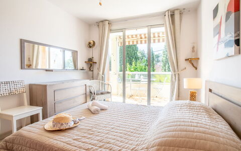 Le Paradou: Eigentum, Möbel, Fenster, Grün, Azurblau, Komfort, Holz, Interior Design, Bilderrahmen, Deckenventilator