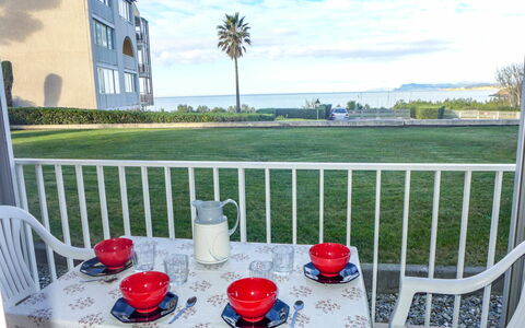 Six Fours la Coudoulière 210: Cielo, Nube, Tavolo, Tavola, Mobilia, Proprietà, Costruzione, Pianta, Sedia, Finestra