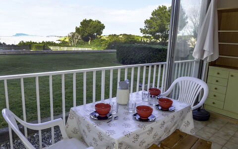 Six Fours la Coudoulière 210: Proprietà, Casa, Sedia, Portico, Casa, Villetta, Camera, Mobilia, Immobiliare, Tavolo