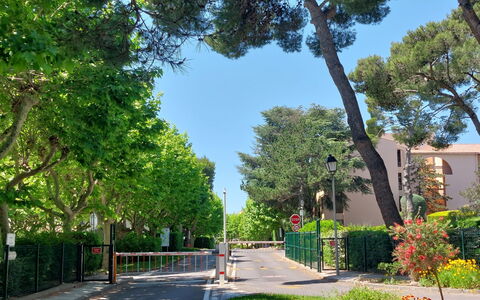 Six Fours la Coudoulière 210: Albero, Zona Residenziale, Spazio Pubblico, Arbusto, Strada Transitabile, Marciapiede, Sobborgo, Shade, Landscaping, Driveway