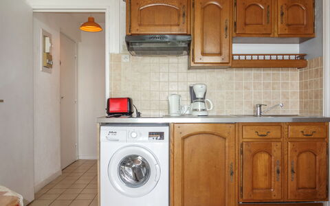 Six Fours la Coudoulière 210: Marrone, Lavanderia, Cabinetry, Controsoffitto, Rubinetto, Proprietà, Lavello, Idraulico Fixture, Lavatrice, Cucina