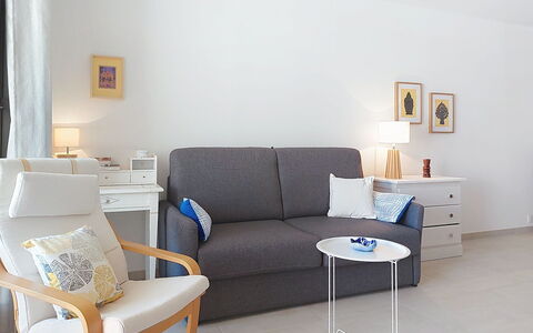 Six Fours la Coudoulière 220: Meubilair, Interieur Ontwerp, Flooring, Bankstel, Verdieping, Woonkamer, Kamer, Tafel, Stoel, Textiel