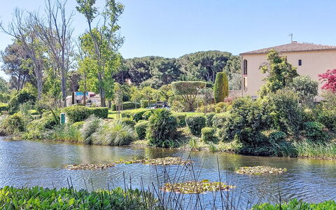 Le Luberon Loisirs: Acqua, Corpo D'Acqua, Natura, Vegetazione, Paesaggio Naturale, Alveo, Arbusto, Banca, Comunita 'Impianto, Stagno