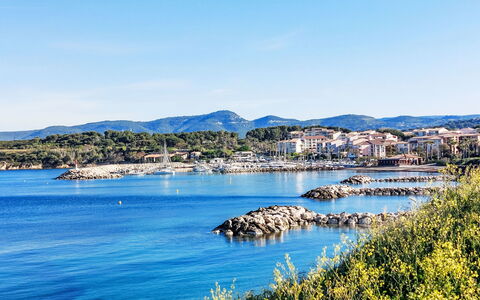 Le Luberon Loisirs: Cielo, Blu, Acqua, Corpo D'Acqua, Costa, Orizzonte, Costiera E Morfologie Oceanic, Waterway, Estate, Mare