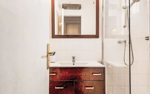 Le Luberon Loisirs: Pavimentazione, Idraulico Fixture, Pavimento, Interior Design, Specchio, Bagno, Idraulico, Lavandino Del Bagno, Porta, Camera