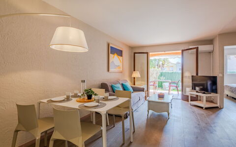 Clos Etienne: Interieur Ontwerp, Appartement, Plafond, Stoel, Beits, Keuken En Eettafel, Hotel, Woonkamer, Toevlucht