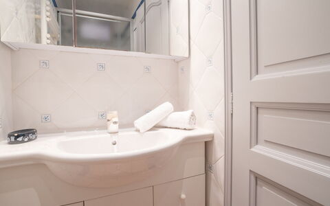 Les Cèdres: Specchio, Rubinetto, Lavello, Lavandino Del Bagno, Idraulico Fixture, Proprietà, Mobiletto Del Bagno, Bagno, Interior Design, Legna