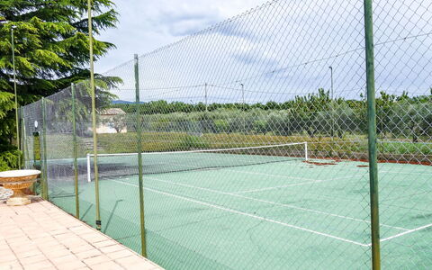 Cucuron: Netz, Tennisplatz, Maschendraht Fechten, Sportveranstaltung, Zaun, Wire Fechten, Gras, Grundeigentum, Baum, Gittergewebe