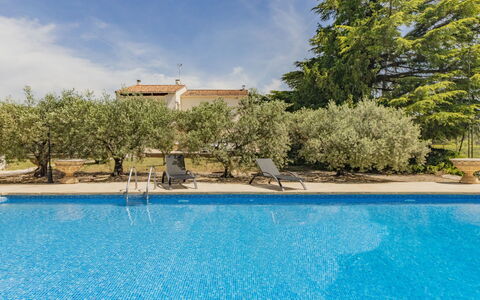 Cucuron: Wasser, Himmel, Pflanze, Wolke, Eigentum, Schwimmbad, Natur, Azurblau, Baum, Gebäude