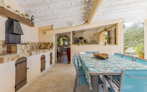 Cucuron: Tabelle, Eigentum, Möbel, Stuhl, Holz, Interior Design, Die Architektur, Fussboden, Flooring, Tischdecke