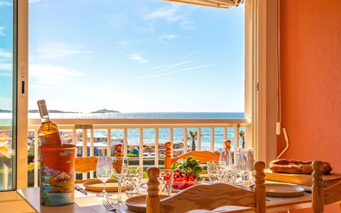 Les Morières: Cielo, Propiedad, Agua, Nube, Ventana, Silla, Diseño De Interiores, Edificio, Madera, Sombra