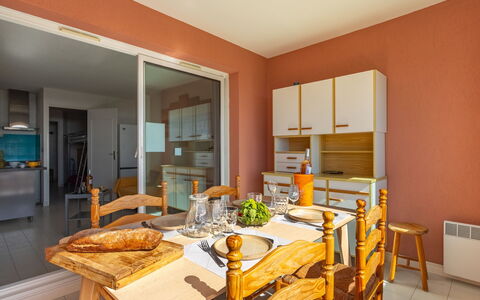 Les Morières: Mueble, Mesa, Edificio, Madera, Naranja, Sofá, Sala, Piso, Cocina, Suelo