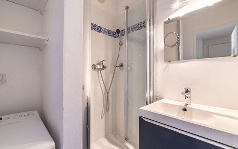 Les Morières: Grifo, Arreglo De Tubería, Propiedad, Alcachofa De La Ducha, Lavabo Del Baño, Lavabo, Espejo, Edificio, Baño, Ducha