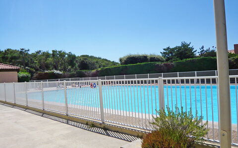 Six Fours la Coudoulière 500: Acqua, Costruzione, Proprietà, Cielo, Pianta, Albero, Finestra, Tempo Libero, Urban Design, Piscina