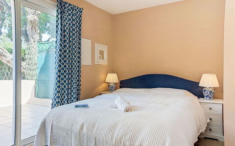 Grimaud 131: Möbel, Interior Design, Wand, Fussboden, Flooring, Schlafzimmer, Bett, Decke, Textil, Zuhause