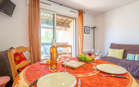 Le Weekend: Tavolo, Mobilia, Proprietà, Tavola, Sedia, Costruzione, Tovaglia, Comfort, Tessile, Interior Design