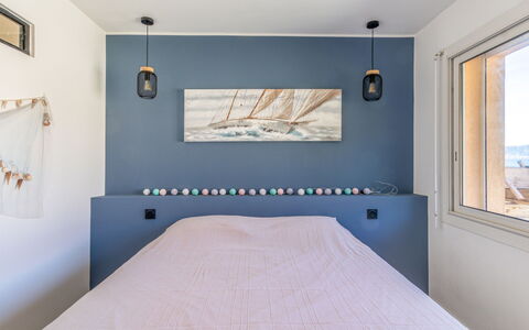 La Corniche: Bâtiment, Fenêtre, Propriété, Meubles, Bois, Bleu Azur, Confort, Ombre, Peindre, Textile