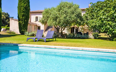 L'Oustaou dei Figo: Wasser, Himmel, Pflanze, Eigentum, Gebäude, Baum, Azurblau, Schwimmbad, Fenster, Gartenmöbel