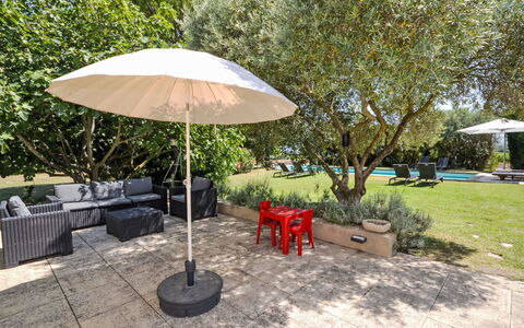 L'Oustaou dei Figo: Pflanze, Tabelle, Regenschirm, Baum, Botanik, Schatten, Gartenmöbel, Stuhl, Tisch Im Freien, Blumentopf