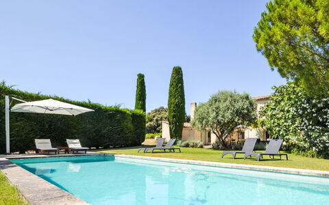 L'Oustaou dei Figo: L'Eau, Ciel, Plante, Bleu Azur, Arbre, Architecture, Herbe, Rectangle, Loisir, Piscine