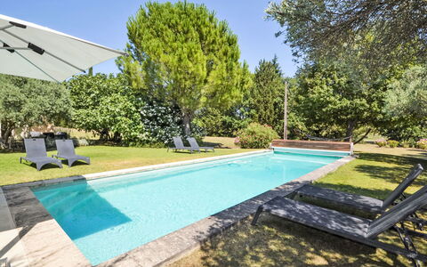 L'Oustaou dei Figo: Wasser, Pflanze, Eigentum, Himmel, Schwimmbad, Schatten, Baum, Freizeit, Rechteck, Wohngebiet