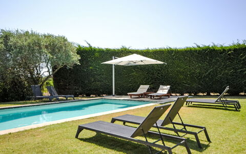 L'Oustaou dei Figo: Wasser, Pflanze, Möbel, Schwimmbad, Himmel, Schatten, Gartenmöbel, Rechteck, Sonnenliege, Baum