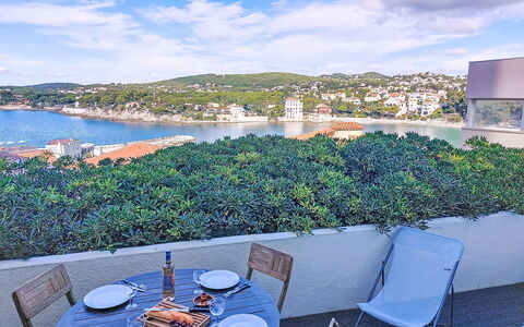 Le Chateau: Balcon, Recours, Ombre, Mobilier De Jardin, Ville Resort, Eco Hôtel, Tableau De Plein Air, Restaurant, Piscine, Villa