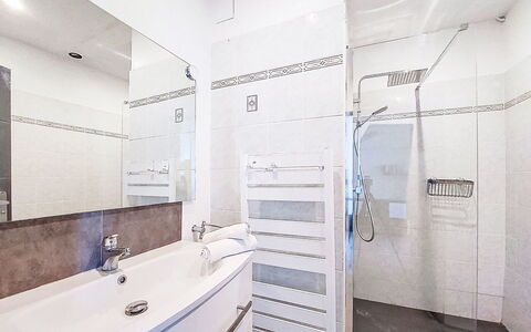 Le Chateau: Sol, Sol, Luminaire Plomberie, Design Intérieur, Salle De Bains, Plafond, Plomberie, Robinet, Pièce, Douche