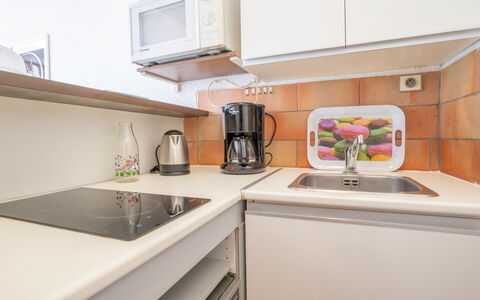 La Ciotat 207: Rubinetto, Lavandino Della Cucina, Controsoffitto, Proprietà, Cabinetry, Lavello, Idraulico Fixture, Elettrodomestico Da Cucina, Cucina, Cucina Stufa