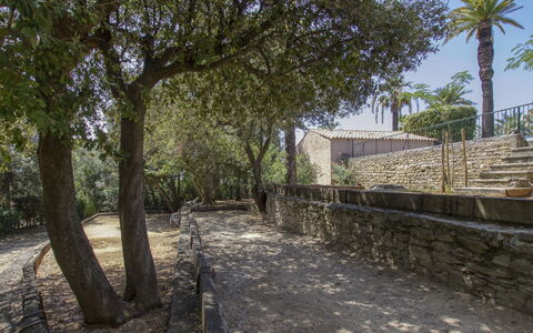 La Ciotat 207: Costruzione, Ruota, Pianta, Auto, Veicolo, Finestra, Condominio, Urban Design, Zona Residenziale