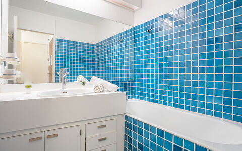 La Ciotat 207: Specchio, Proprietà, Idraulico Fixture, Cabinetry, Lavello, Mobiletto Del Bagno, Viola, Bagno, Azzurro, Blu