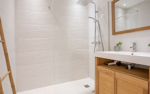 Les Aliscamps: Specchio, Idraulico Fixture, Rubinetto, Lavello, Mobiletto Del Bagno, Bagno, Interior Design, Cabinetry, Legna