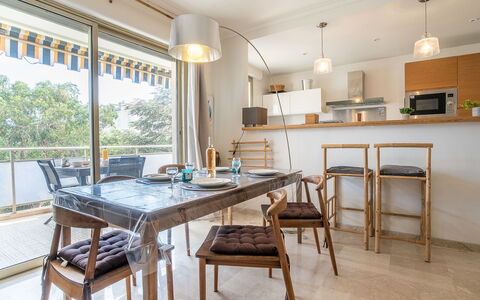 Les Aliscamps: Tavolo, Mobilia, Proprietà, Legna, Cabinetry, Interior Design, Sedia, Pavimento, Pavimentazione, Finestra