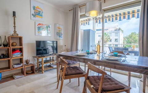 Les Aliscamps: Tavolo, Mobilia, Cornice, Legna, Casa, Interior Design, Pavimento, Costruzione, Finestra, Immobiliare