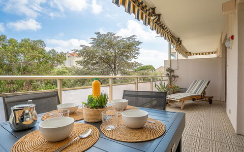 Les Aliscamps: Tavolo, Mobilia, Tavola, Cielo, Nube, Proprietà, Pianta, Vaso Di Fiori, Sedia, Costruzione