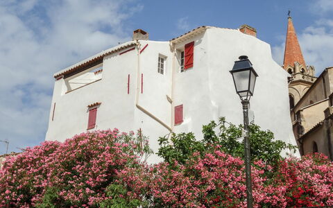 La Cadièrienne: Himmel, Blume, Wolke, Pflanze, Gebäude, Fenster, Haus, Strassenlicht, Fassade, Dach