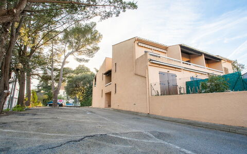 La Galiote: Cielo, Edificio, Planta, Nube, Ventana, Árbol, Superficie De La Carretera, Asfalto, Diseño Urbano, Barrio Residencial