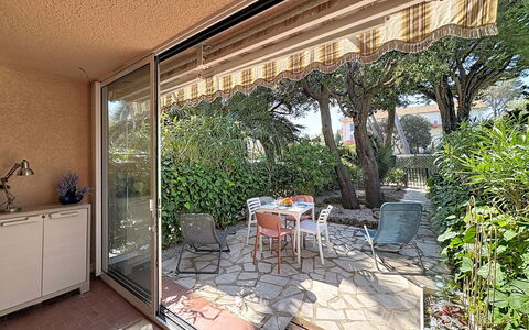 La Galiote: Sombra, Balcón, Planta De Casa, Silla, Diseño, Maceta, Eco Hotel, Estructura Al Aire Libre, Porche, Mueble Para Exteriores