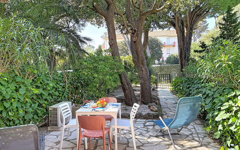 La Galiote: Mueble, Mueble Para Exteriores, Silla, Mesa, Jardín, Arbusto, Sombra, Mesa Al Aire Libre, Patio Interior