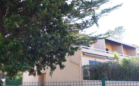 La Galiote: Tiempo De Día, Cielo, Edificio, Sombra, Planta, Cerca, Árbol, Plantas Leñosas, Superficie De La Carretera, Bienes Raíces