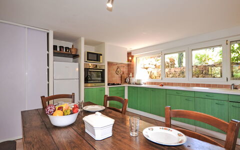 Kerkor: Keuken, Countertop, Interieur Ontwerp, Meubilair, Hout, Flooring, Plafond, Cabinetry, Kamer, Verdieping