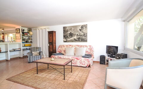 Kerkor: Meubilair, Interieur Ontwerp, Flooring, Bankstel, Verdieping, Kamer, Hout, Woonkamer, Plafond, Tafel